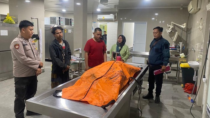 Jasad honorer DPRD Palembang saat dievakuasi ke rumah sakit.