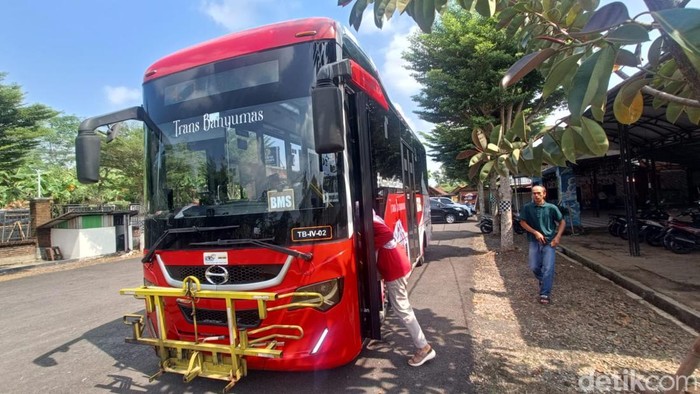 Trans Banyumas Koridor 4 dengan rute ke Terminal RSUD Banyumas untuk sementara dialihkan ke Wisata Kalisada Kaliori akibat Jembatan Serayu Banyumas ditutup untuk perbaikan, Senin (15/6/2026).