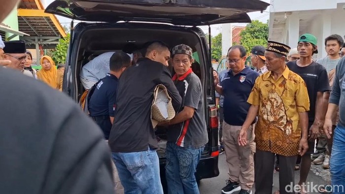 Jenazah YS saat diturunkan dari mobil ambulans di Purwakarta