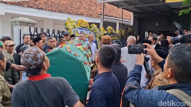 Jenazah YS saat diturunkan dari mobil ambulans di Purwakarta. Jenazah YS saat diturunkan dari mobil ambulans di Purwakarta.