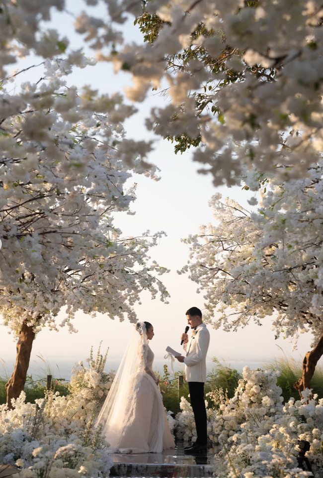 Setelah resmi menjadi pasangan suami-istri pada 12 Juni 2026, Jennifer Coppen dan Justin Hubner kembali menggelar acara wedding vows pada 14 Juni di Bali. Dekorasi serba putih di acara tersebut langsung bikin terpana. Foto: Instagram/@jennifercoppenreal20/@justinhubner5