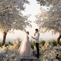 Setelah resmi menjadi pasangan suami-istri pada 12 Juni 2026, Jennifer Coppen dan Justin Hubner kembali menggelar acara wedding vows pada 14 Juni di Bali. Dekorasi serba putih di acara tersebut langsung bikin terpana. Foto: Instagram/@jennifercoppenreal20/@justinhubner5