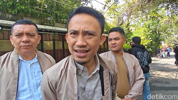 Ketua Unum Relawan Brigade Rakyat Nusantara (BRN), Relly Ragen usai bertemu Presiden ke-7 RI Joko Widodo (Jokowi) di Sumber, Banjarsari, Solo, Senin (15/6/2026).