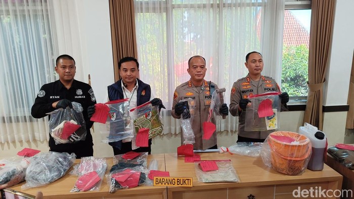 Kapolresta Banyumas, Kombes Petrus Silalahi (kedua kanan) menunjukkan barang bukti kasus pembunuhan berencana terhadap dua wanita saat ungkap kasus di aula kantornya, Senin (15/6/2026).