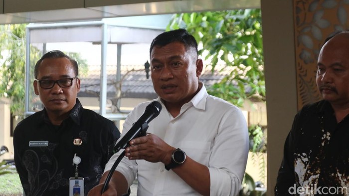 Kasat Reskrim Polresta Sleman AKP Mateus Wiwit Kustiyadi (kemeja putih) saat memberikan keterangan di kantor Bupati Sleman, Senin (15/6/2026).