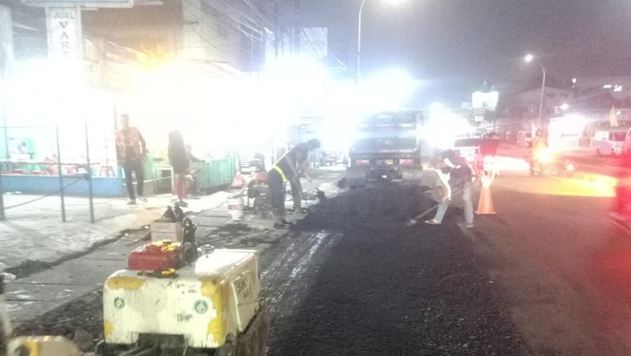 Kementerian Pekerjaan Umum (PU) memperbaiki jalan rusak di Jalan Raya Dewi Sartika, Ciputat, Kota Tangerang Selatan (Tangsel). (Dok istimewa).