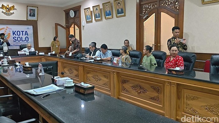 Suasana sebelum rapat antara Pemkot Solo dengan Keraton Solo kubu PB XIV Purbaya serta KGPH Panembahan Agung Tedjowulan di Balai Kota Solo, Senin (15/6/2026).