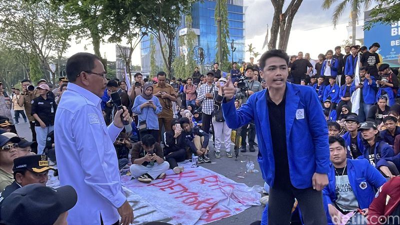 Ketua DPRD Kalsel, Supian HK menghadapi massa demonstran. Ketua DPRD Kalsel, Supian HK menghadapi massa demonstran.