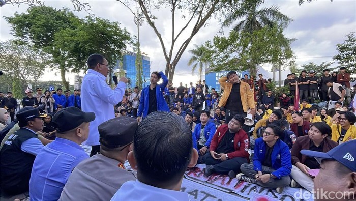 Ketua DPRD Kalsel, Supian HK menghadapi massa demonstran.