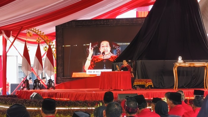 Ketua Umum PDIP Megawati Soekarnoputri memberikan pidato dalam peresmian renovasi Istana Gebang, di Kota Blitar, Jawa Timur.