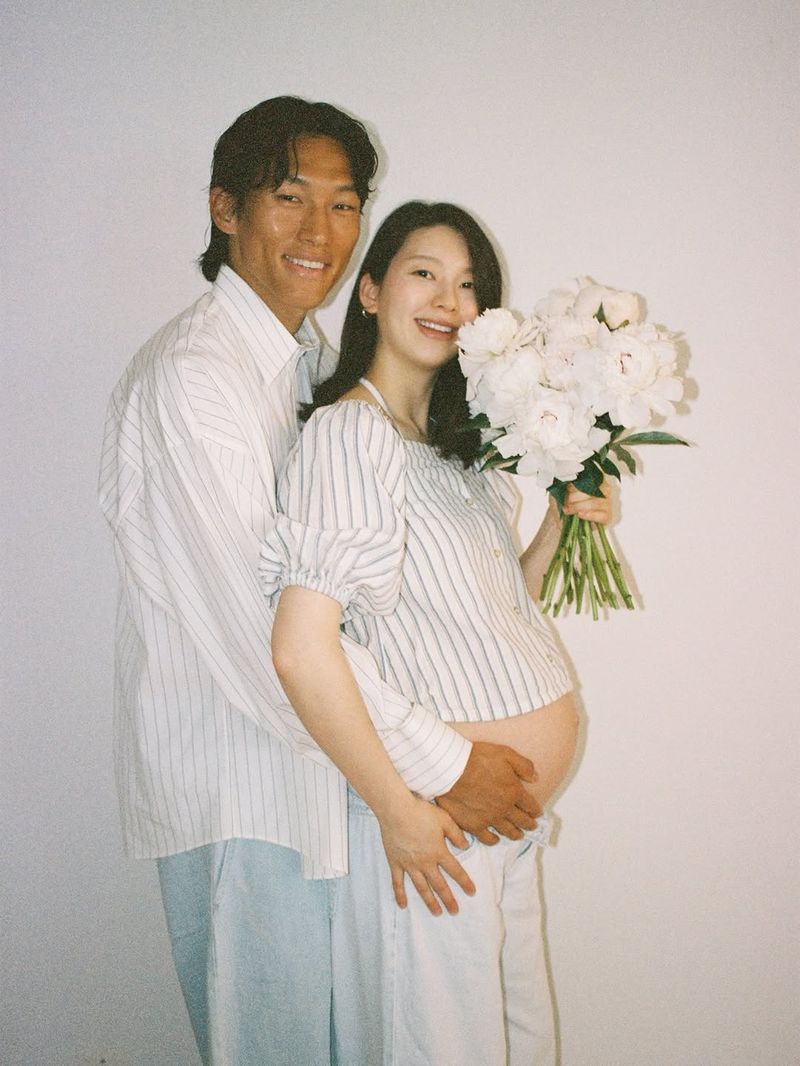 Kim Jin Kyung dan suaminya Model Kim Jin Kyung menjalani pemotretan maternity shoot bersama suaminya Kim Seung Gyu.