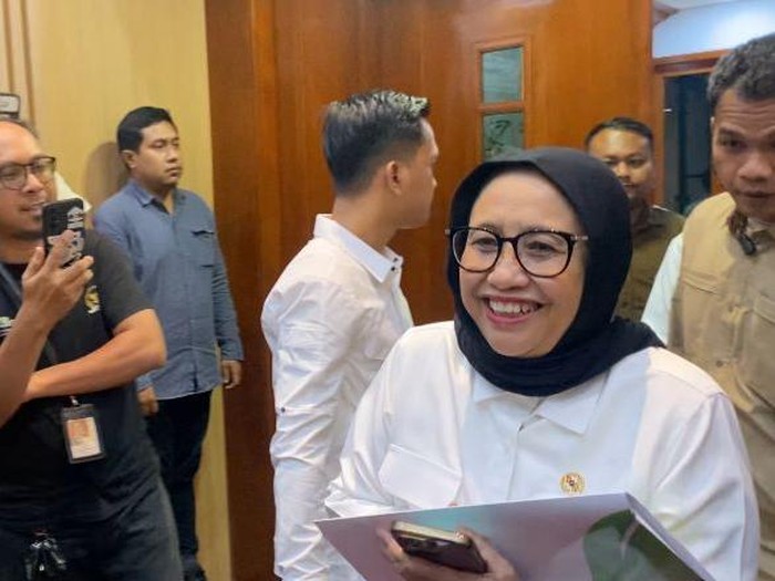 Komisi IX DPR Gelar Rapat dengan Kepala BGN Nanik S Deyang