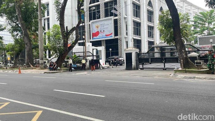 Kondisi terkini di depan gedung DPRD Sumut. (Finta Rahyuni/detikSumut)