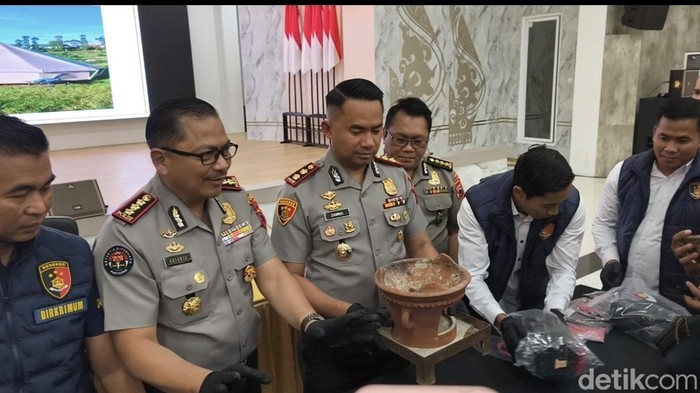 Konferensi pers di Mapolda Jateng terkait tewasnya mahasiswa UGM sekeluarga saat kamping di Temanggung, Senin (15/6/2026).