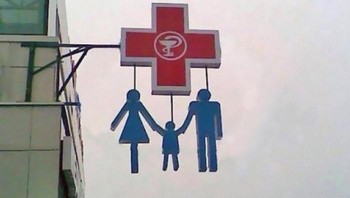 Logo keluarga yang digantung tepat di bawah simbol medis ini justru menciptakan kesan seolah keluarga tersebut sedang digantung, bukan dilindungi. Foto: Boredpanda