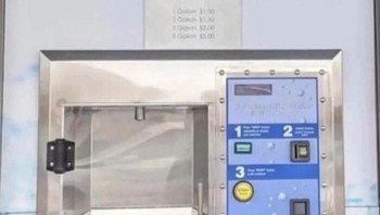 Mesin penjual air ini menampilkan tulisan H₂O₄U. Entah apa maksudnya, karena rumus air yang benar tentu saja hanya H₂O. H₂O₄U sendiri adalah Uranyl hydroxidem Foto: Boredpanda