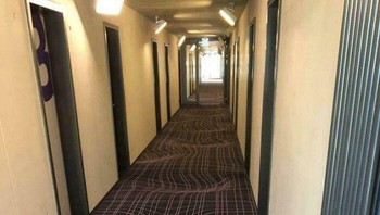 Motif garis bergelombang ini menciptakan ilusi optik yang membuat lorong tampak tidak rata dan berpotensi mengganggu orientasi berjalan. Foto: Boredpanda