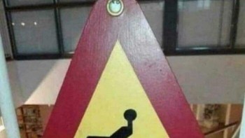 Peringatan bahaya jatuh di tangga ini justru menggambarkan seseorang yang tampak sedang melakukan gerakan akrobatik alih-alih terpeleset. Foto: Boredpanda