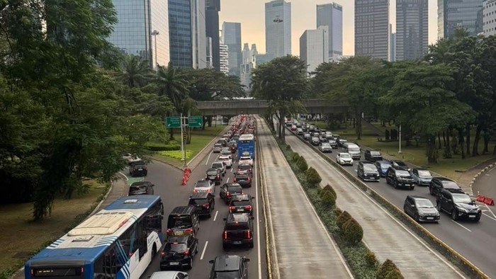 Lalu lintas dari Sudirman ke HI dialihkan karena ada rangkaian kendaraan Presiden Jerman