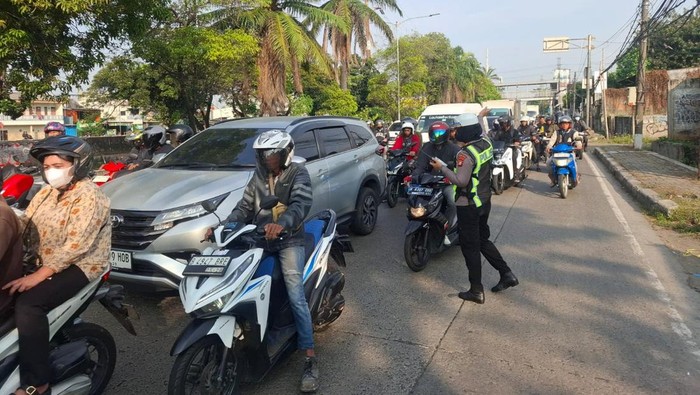 Lalu lintas di Jalan Daan Mogot, Jakarta Barat macet imbas truk pecah ban, Senin (15/6/2026).