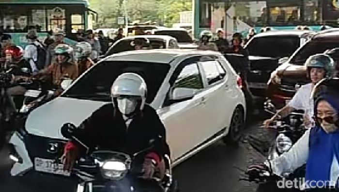 Macet parah imbas demo di bawah fly over Makassar.