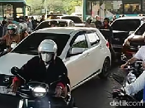Demo Tutup Jalan di Fly Over Makassar, Jalan Urip Sumoharjo Macet Parah Sore Ini
