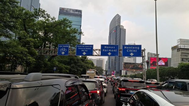 Mahasiswa dari Universitas Terbuka (UT) hingga Universitas Nasional (Unas) menggelar unjuk rasa di area Dukuh Atas, Jalan MH Thamrin, Jakarta Pusat.