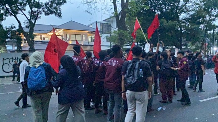 Mahasiswa demo di DPRD Jabar.
