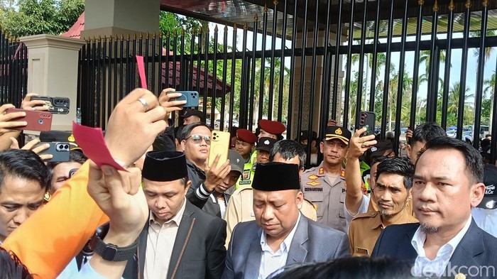Mahasiswa memberikan kartu merah kepada pemerintah pusat di hadapan ketua DPRD Sumsel