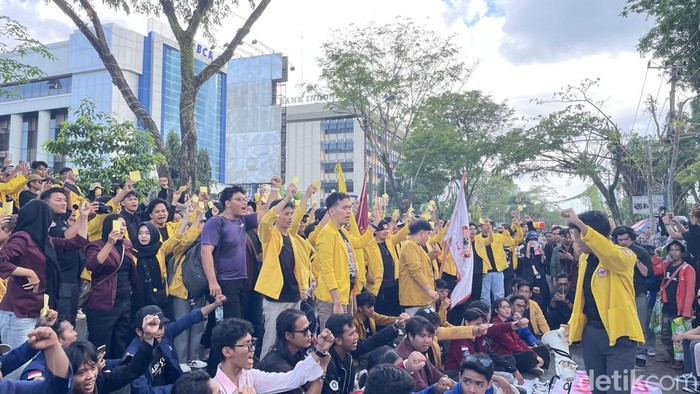 Mahasiswa Universitas Lambung Mangkurat (ULM) Banjarmasin memberikan kartu kuning untuk pemerintah.