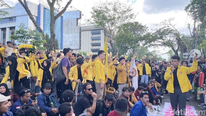 Mahasiswa Universitas Lambung Mangkurat (ULM) Banjarmasin memberikan kartu kuning untuk pemerintah.