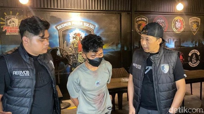 Polisi menangkap SU (21) setelah membunuh istrinya, ANA (24), di Makassar. Korban ditemukan tewas dengan luka sayatan di leher.