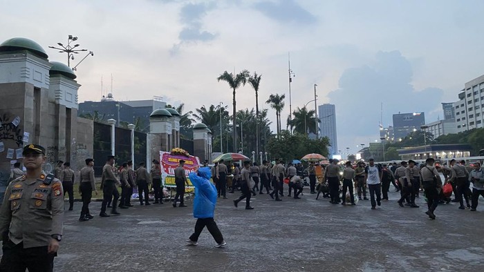 Massa mahasiswa bubarkan diri dari depang Gedung DPR (Devi/detikcom)