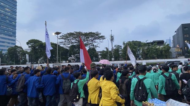 Massa mahasiswa bubarkan diri dari depang Gedung DPR (Devi/detikcom)