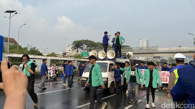 Massa mahasiswa demo depan Gedung DPR (Devi Puspitasari/detikcom)