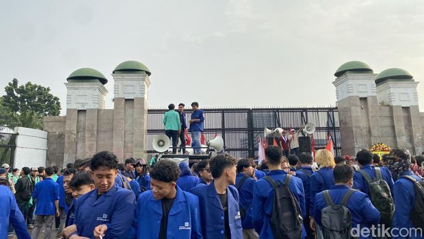 Massa mahasiswa demo depan Gedung DPR (Devi Puspitasari/detikcom)