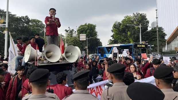 Massa mahasiswa long march dari arah Tugu Tani hingga sebelum Simpang Patung Kuda, Jakarta