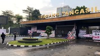 Massa Mahasiswa Bubarkan Diri dari Gerbang Belakang DPR