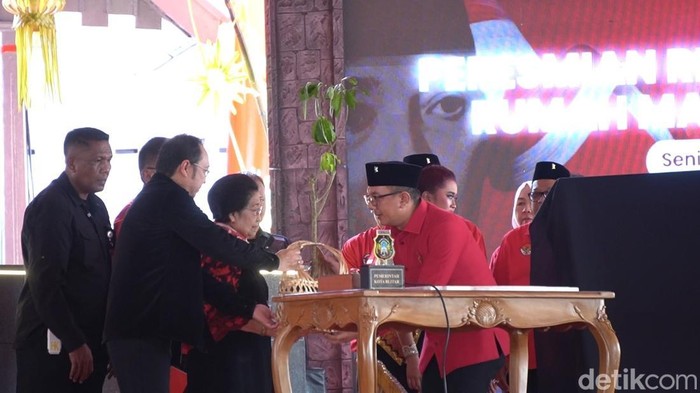 Megawati Soekarnoputri menyerahkan bibit pohon Pule kepada DPD PDI-P Jatim