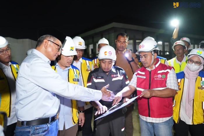 Menteri Pekerjaan Umum (PU) Dody Hanggodo melakukan inspeksi mendadak ke lokasi proyek pembangunan Sekolah Rakyat (SR) 2 di Kabupaten Sukoharjo, Jawa Tengah (Jateng), pada Minggu (14/6).