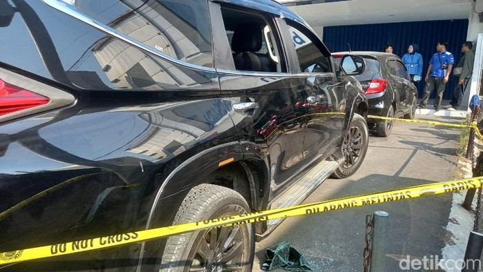 Mobil Pajero milik nasabah bank di Brebes yang dipecah kacanya oleh kawanan pencuri, Senin (15/6/2026).