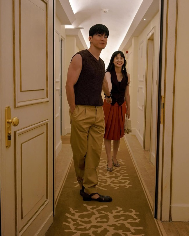 Kim Mu Yeol dan Yoon Seung Ah pun disebut-sebut sebagai karakter Tarzan dan Jane di kehidupan nyata. Netizen Korea menyorot perbedaan ukuran lengan mereka saat melakukan tos. Terlebih Kim Mu Yeol punya lengan berotot dan tubuh atletis. Foto: dok. Instagram @doflwl