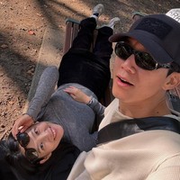 Kisah cinta Kim Mu Yeol dan istrinya tak luput dari sorotan. Ia menikah dengan Yoon Seung Ah, yang identik sebagai sahabat Jung So Min di drama Korea Playful Kiss. Foto: dok. Instagram @doflwl