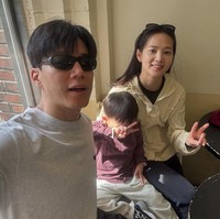 Tak seperti kebanyakan pasangan artis Korea yang memilih privat. Kim Mu Yeol dan Yoon Seung Ah memamerkan kemesraan mereka lewat Instagram dan vlog YouTube. Foto: dok. Instagram @doflwl
