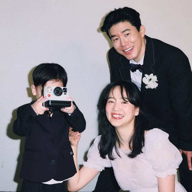 Family Man! Potret Kim Mu Yeol Bareng Istri dan Anaknya Bikin Fans Baper