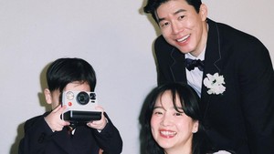 Family Man! Potret Kim Mu Yeol Bareng Istri dan Anaknya Bikin Fans Baper