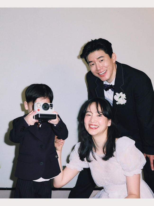Family Man! Potret Kim Mu Yeol Bareng Istri dan Anaknya Bikin Fans Baper