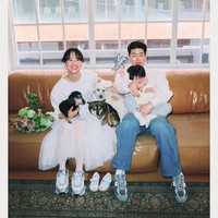 Tahun ini, Kim Mu Yeol dan Yoon Seung Ah merayakan 11 tahun usia pernikahan bersama tiga anjing kesayangan mereka. Foto: dok. Instagram @doflwl