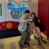 Lewat vlog, Yoon Seung Ah menceritakan pertemuan pertamanya dengan Kim Mu Yeol di sebuah coffee shop pada pagi buta. Sang aktor sangat ingin menemuinya meski terburu-buru karena harus berangkat ke bandara untuk melanjutkan jadwalnya di luar negeri. Ia mengenang “pertemuan itu adalah momen penuh kebahagiaan.” Foto: dok. Instagram @doflwl