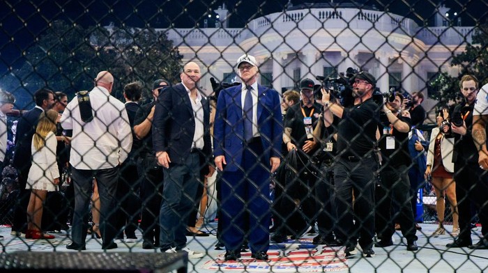 Momen Trump dan CEO UFC Dna White berdiri di dalam Octagon arena pertarungan cage fight yang dibangun di halaman Gedung Putih (REUTERS/Evan Vucci)